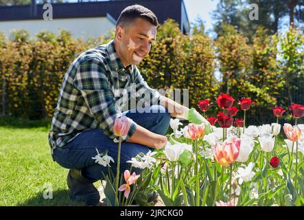 homme avec des fleurs de vitiligo au jardin Banque D'Images