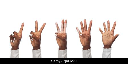 les mains de femmes africaines américaines montrant des doigts Banque D'Images
