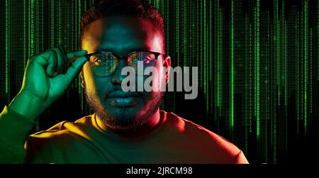 jeune homme afro-américain sur le code binaire Banque D'Images
