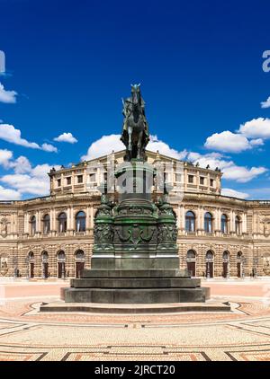 Statue équestre du roi Johann de Saxe à Theaterplatz, sur le fond du Semperoper. Dresde, Allemagne Banque D'Images