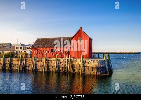 Le village de pêcheurs historique de Rockport, Massachusetts, est une destination touristique populaire. Le motif 1 est un bâtiment rouge emblématique souvent peint par des artistes. Banque D'Images