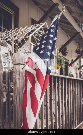 Les étoiles et les rayures du drapeau américain suspendu de la véranda d'un magasin en face du Tennessee Banque D'Images