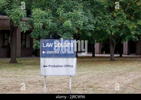 Un tribunal de droit anglais et un bureau de probation panneau d'affichage avec des arbres et bâtiment flou dans l'arrière-plan. Personne Banque D'Images