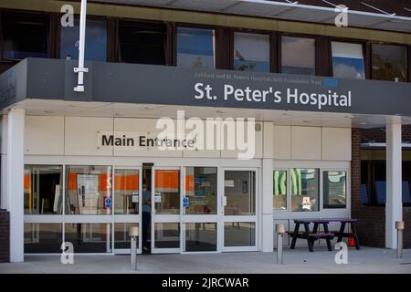 Entrée principale de l'hôpital St Peter's NHS à Chertsey, Surrey, Royaume-Uni Banque D'Images