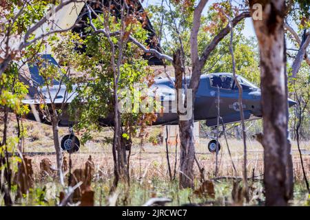 Base de la RAAF Tindal, territoire du Nord, Australie. 10th août 2022. Un avion F-35B Lightning II du corps des Marines des États-Unis avec le Marine Fighter Attack Squadron 242 arrive à la base aérienne royale australienne de Tindal, en Australie, le 10 août 2022. Les Marines des États-Unis avec Marine Aircraft Group 12 suivent une formation au niveau de l'unité en Australie pour maintenir l'état de préparation, tester les capacités expéditionnaires et accroître l'interopérabilité avec les alliés et les partenaires de l'Indo-Pacifique. Crédit : U.S. Marines/ZUMA Press Wire Service/ZUMAPRESS.com/Alamy Live News Banque D'Images