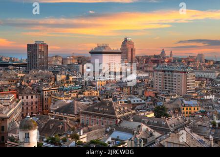 Gênes, Ligurie, Italie ville d'horizon d'en haut au crépuscule. Banque D'Images