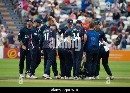 Les joueurs de Middlesex célèbrent après la chute d'un cricket de Sussex. Banque D'Images