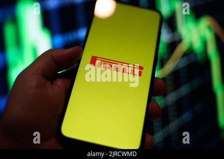 Le logo Pirelli est visible sur un écran de téléphone Redmi dans cette illustration photo à Varsovie, Pologne, le 23 août 2022. Banque D'Images