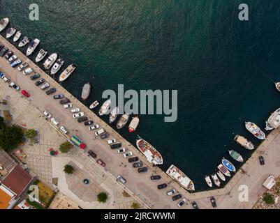 Prise de vue aérienne du port et de la plage de Nea Skioni à Halkidiki, en Grèce, par une journée ensoleillée avec une mer bleu clair Banque D'Images