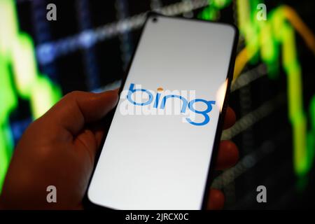 Le logo du moteur de recherche Bing est visible sur l'écran d'un téléphone Redmi dans cette illustration photo à Varsovie, en Pologne, le 23 août 2022. Banque D'Images