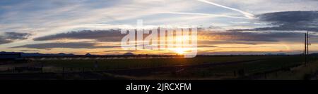 Vue panoramique sur les terres agricoles et les arroseurs à Sunet le soir nuageux Banque D'Images