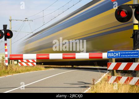 Den Helder, pays-Bas. Août 2022. Prise de vue en exposition longue d'un train de passage. Photo de haute qualité Banque D'Images