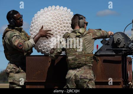 9 août 2021 - Grayling, Michigan, États-Unis - les aviateurs de la Force aérienne des États-Unis affectés à l'escadron de maintenance des aéronefs 127th, Garde nationale aérienne du Michigan, effectuent des procédures de rechargement d'un A-10 Thunderbolt II pour un virage de combat intégré dans le cadre de la grève du Nord 22-2 à l'aérodrome de l'Armée de terre du Camp Grayling, Grayling, Michigan, Michigan, 9 août 2022. Northern Strike est conçu pour mettre au défi environ 7 400 membres de service ayant de multiples formes de formation qui font progresser l'interopérabilité entre les partenaires multicomposants, multinationaux et interagences. (Image de crédit : © U.S. Air Force/ZUMA Press Wire Service/ZUMAPRESS.com) Banque D'Images