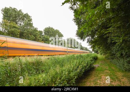 Den Helder, pays-Bas. Août 2022. Prise de vue en exposition longue d'un train de passage. Photo de haute qualité Banque D'Images