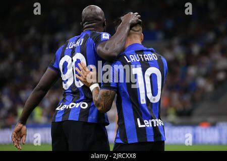 Milan, Italie, 20th août 2022. Lautaro Martinez du FC Internazionale fête avec son coéquipier Romelu Lukaku après avoir obtenu 1-0 points pour donner à la partie une avance lors du match de la série A à Giuseppe Meazza, Milan. Le crédit photo devrait se lire: Jonathan Moscrop / Sportimage Banque D'Images