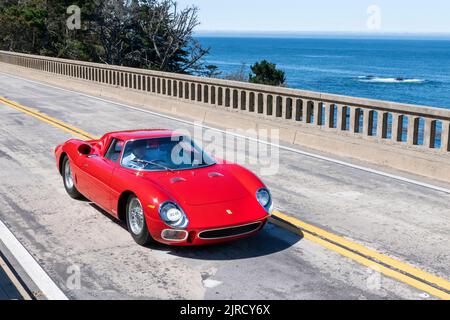 1964 Ferrari 250 LM à bord de la Pebble Beach Tour sur HWY1 Carmel California 2022 Banque D'Images