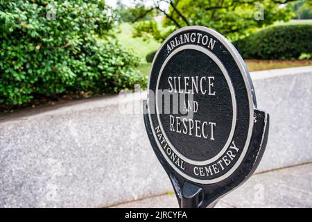 Panneau pour « Silence et respect » par la tombe Kennedy dans le cimetière national d'Arlington, de l'autre côté du fleuve Potomac, depuis Washington Banque D'Images