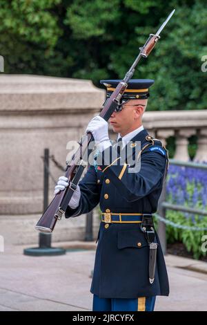 Une garde d'honneur présente des armes à la tombe du soldat inconnu dans le cimetière national d'Arlington, en Virginie. Banque D'Images