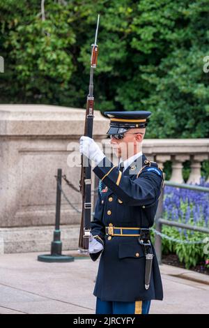 Une garde d'honneur présente des armes à la tombe du soldat inconnu dans le cimetière national d'Arlington, en Virginie. Banque D'Images