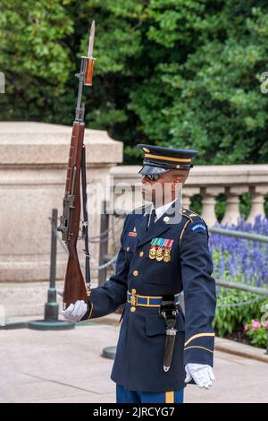 Une garde d'honneur présente des armes à la tombe du soldat inconnu dans le cimetière national d'Arlington, en Virginie. Banque D'Images