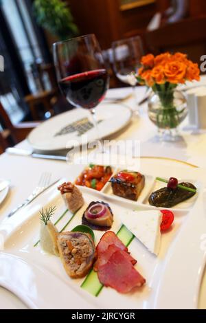 Plats traditionnels turcs (meze turque) avec vin rouge sur la table du restaurant. Banque D'Images