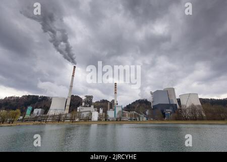 CO2-émission riche et vapeur d'eau provenant d'une centrale thermique cheminées et tours, plan aérien. Banque D'Images