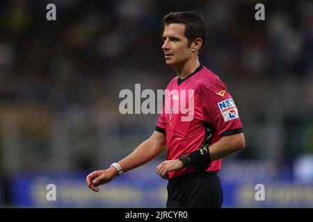 Milan, Italie, 20th août 2022. L'arbitre Davide Ghersini pendant le match de la série A à Giuseppe Meazza, Milan. Le crédit photo devrait se lire: Jonathan Moscrop / Sportimage Banque D'Images