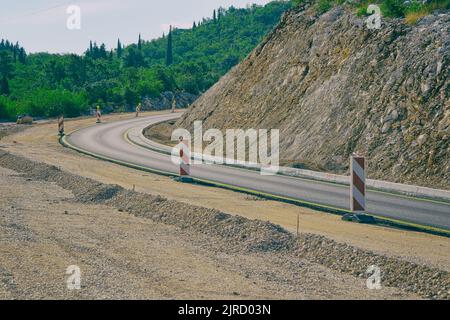 Chantier d'une autoroute à travers une zone rurale. Banque D'Images