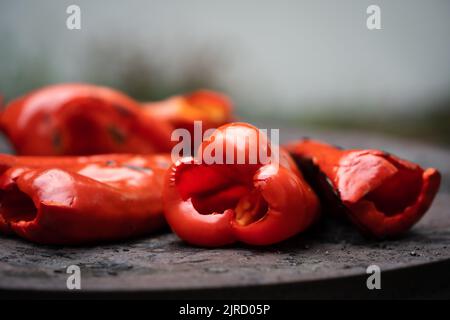 Torréfaction paprika pour les provisions d'hiver poivrons rouges organiques sur le four à être transformé en ajvar une savoureuse propagation populaire dans les Balkans Serbie Mace Banque D'Images