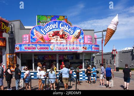 Chutes Niagara, Canada - 13 août 2022 : présentoir à gâteaux en entonnoir servant les nombreux touristes attirés par la région près de Clifton Hill qui a plusieurs attractions touristiques Banque D'Images