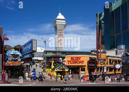 Chutes du Niagara, Canada - 13 août 2022 : restaurant Ruby Tuesday et autres attractions touristiques sur la rue animée Clifton Hill. Casino Niagara tour c Banque D'Images