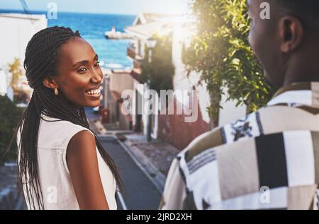 Amour, voyage et aventure avec un jeune couple qui visite ensemble dans une ville au bord de la mer pendant l'été. Rencontres, romantisme et bonheur avec un beau Banque D'Images