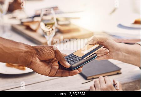 Paiement client restaurant avec carte de crédit sur machine ou technologie numérique pour un paiement sans contact et sécurisé lors d'un dîner raffiné. Directeur de la restauration ou Banque D'Images