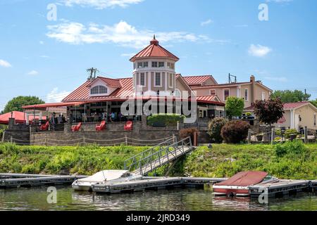 Schenectady, NY – USA - 5 août 2022 vue sur le front de mer du Water's Edge Lighthouse Restaurant, une ferme de 19th ans transformée en une ea américaine Banque D'Images