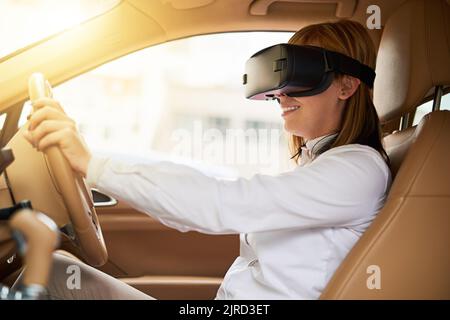 Shell ne se perd plus jamais. Une jeune femme d'affaires portant un casque de réalité virtuelle en conduisant sa voiture. Banque D'Images