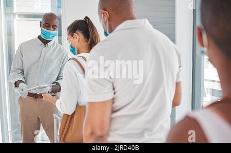 Covid, passeport numérique et voyage lors de l'enregistrement à l'aéroport pour voyager pendant une pandémie avec des masques faciaux. Les voyageurs ou le personnel en file d'attente pour le spectacle Banque D'Images