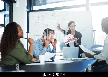 Pour la dernière fois, je n'ai pas besoin de gestion de la colère : une femme d'affaires stressée perd son courage lors d'une réunion avec ses collègues dans la salle de conférence. Banque D'Images