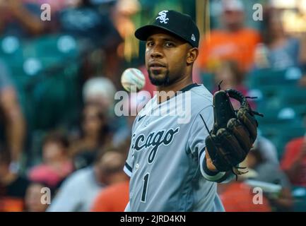 Baltimore, États-Unis. 23rd août 2022. BALTIMORE, MD - AOÛT 23 : le shortstop de Chicago White Sox Elvis Andro (1) atteint pour le ballon pendant un match de MLB entre les Orioles de Baltimore et le Sox de Chicago White, sur 23 août 2022, à Orioles Park à Camden yards, à Baltimore, Maryland. (Photo de Tony Quinn/SipaUSA) crédit: SIPA USA/Alay Live News Banque D'Images