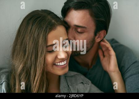 Vous êtes mon compagnon d'âme. Un jeune couple affectueux partage un moment ensemble. Banque D'Images