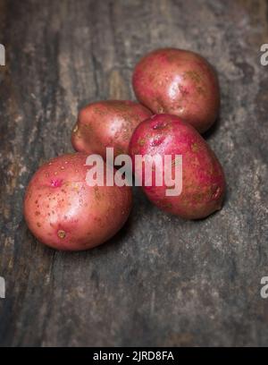 pommes de terre pontiac rouges, légumes à chair rouge, doux et blanc sur une surface en bois, prises en douceur avec espace de copie Banque D'Images
