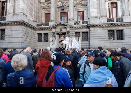 Buenos Aires, Argentine. 23rd août 2022. Manifestation soutenant la vice-présidente Cristina Kirchner au Congrès national après que le procureur Diego Luciani ait demandé 12 ans de prison et une disqualification à vie de tenir des fonctions publiques. (Photo par Esteban Osorio/Pacific Press) crédit: Pacific Press Media production Corp./Alay Live News Banque D'Images