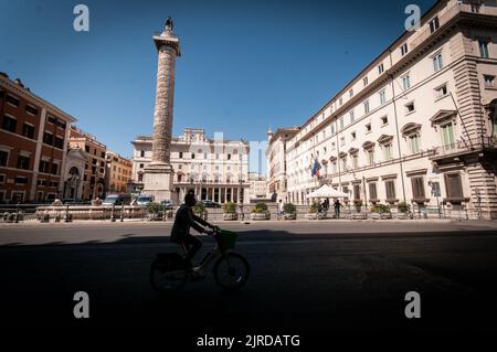 Rome, Italie. 23rd août 2022. Vue sur les palais institutionnels, le siège du Palazzo Chigi du gouvernement italien et le siège du Palazzo Montecitorio de la Chambre des députés à Rome. (Photo par Andrea Ronchini/Pacific Press) crédit: Pacific Press Media production Corp./Alay Live News Banque D'Images