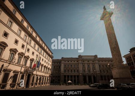 Rome, Italie. 23rd août 2022. Vue sur les palais institutionnels, le siège du Palazzo Chigi du gouvernement italien et le siège du Palazzo Montecitorio de la Chambre des députés à Rome. (Photo par Andrea Ronchini/Pacific Press) crédit: Pacific Press Media production Corp./Alay Live News Banque D'Images