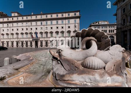 Rome, Italie. 23rd août 2022. Vue sur les palais institutionnels, le siège du Palazzo Chigi du gouvernement italien et le siège du Palazzo Montecitorio de la Chambre des députés à Rome. (Photo par Andrea Ronchini/Pacific Press) crédit: Pacific Press Media production Corp./Alay Live News Banque D'Images