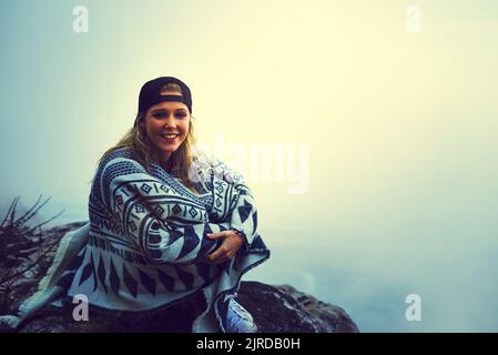 Je viens de vivre dans l'instant. Portrait d'une jeune femme heureuse admirant une vue brumeuse depuis le sommet d'une montagne. Banque D'Images