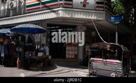 Tuk Tuk Sukhumvit Road soi 5 Bangkok Thaïlande Banque D'Images