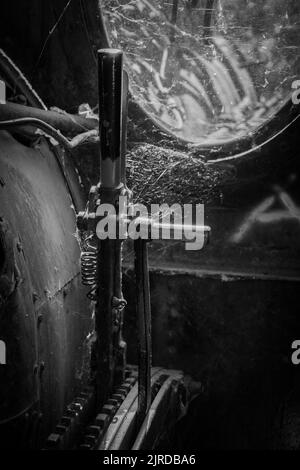 Levier de commande oublié sur la locomotive à vapeur abandonnée en Europe de l'est. Le train a été construit en 1946 selon la plaque. Banque D'Images