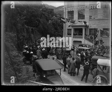 Cérémonie d'ouverture de la centrale hydro-électrique de Mangahao : foule assemblée devant le bâtiment de la centrale électrique lors de la prise de parole, 1924-1925, par Leslie Adkin. Banque D'Images