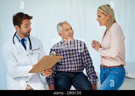 Rien d'autre que de bonnes nouvelles aujourd'hui. Un médecin partageant les résultats positifs d'un test avec un patient dans son bureau. Banque D'Images