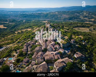 Vue aérienne du village de Saignon en Provence, Vaucluse, France Banque D'Images